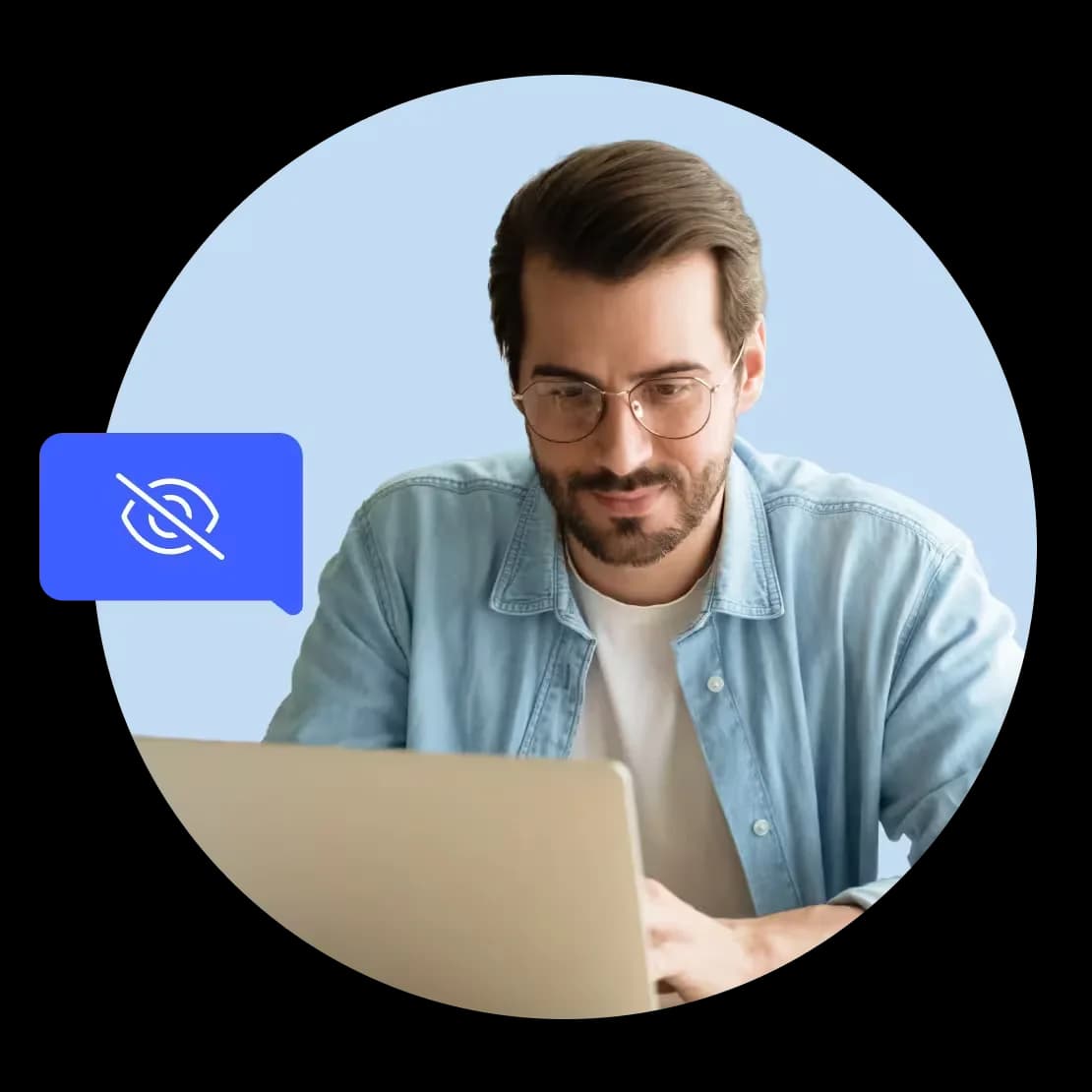 Persona che utilizza un laptop in un contesto quotidiano