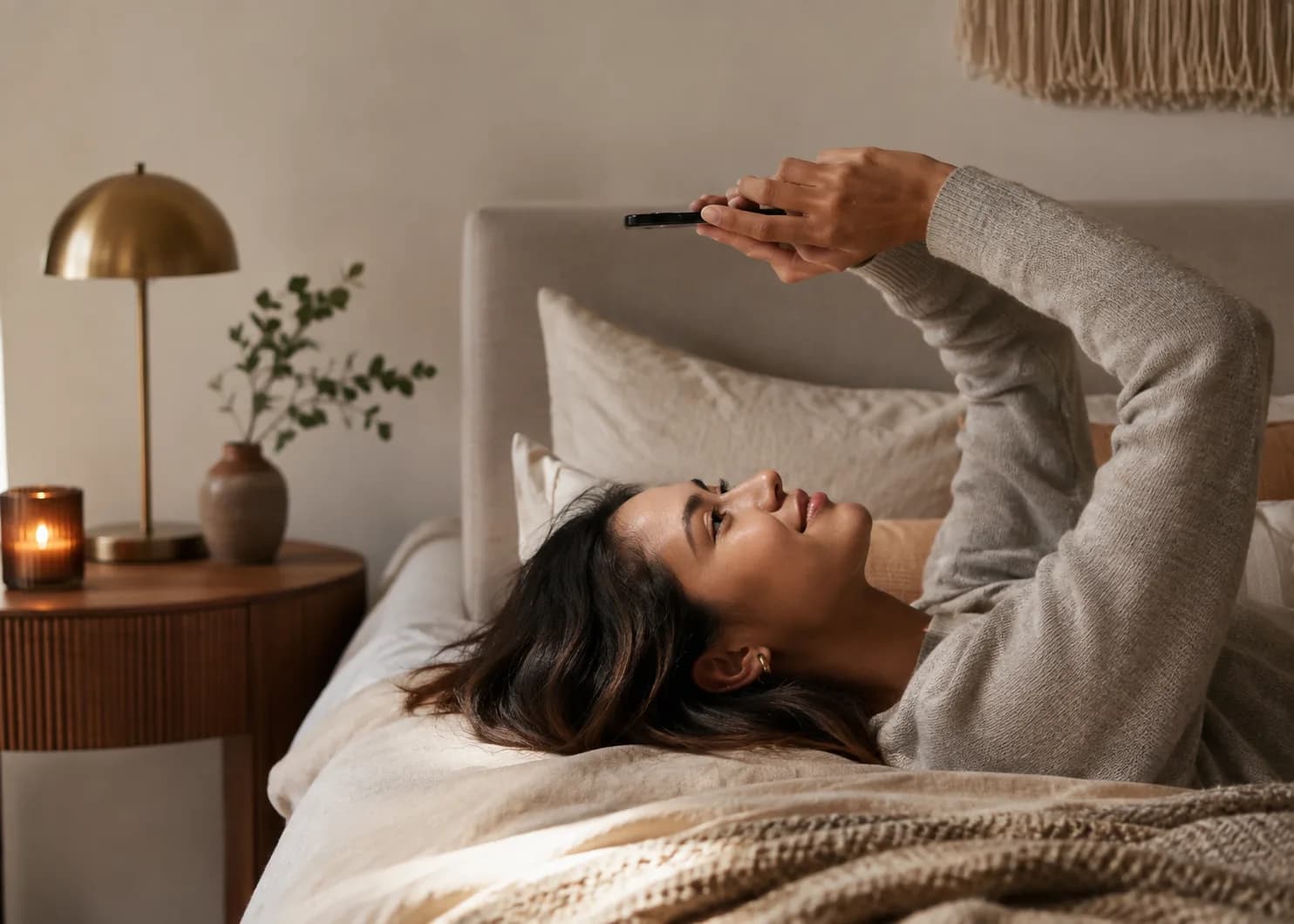 Donna che usa Trade Republic dallo smartphone a casa