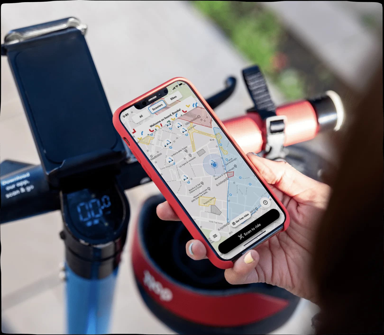 Smartphone con la mappa Dott accanto a un monopattino