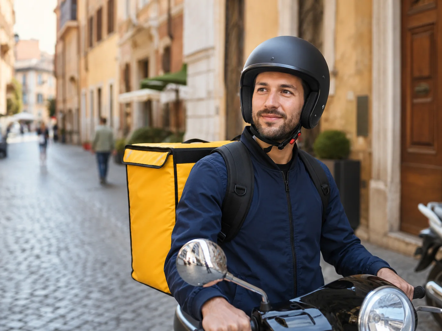 Corriere in scooter durante una consegna in città